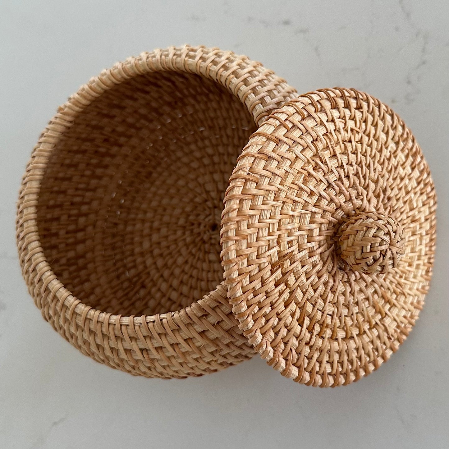 Hamptons Rattan Box w/- Lid | Round | ONLY 1 LEFT